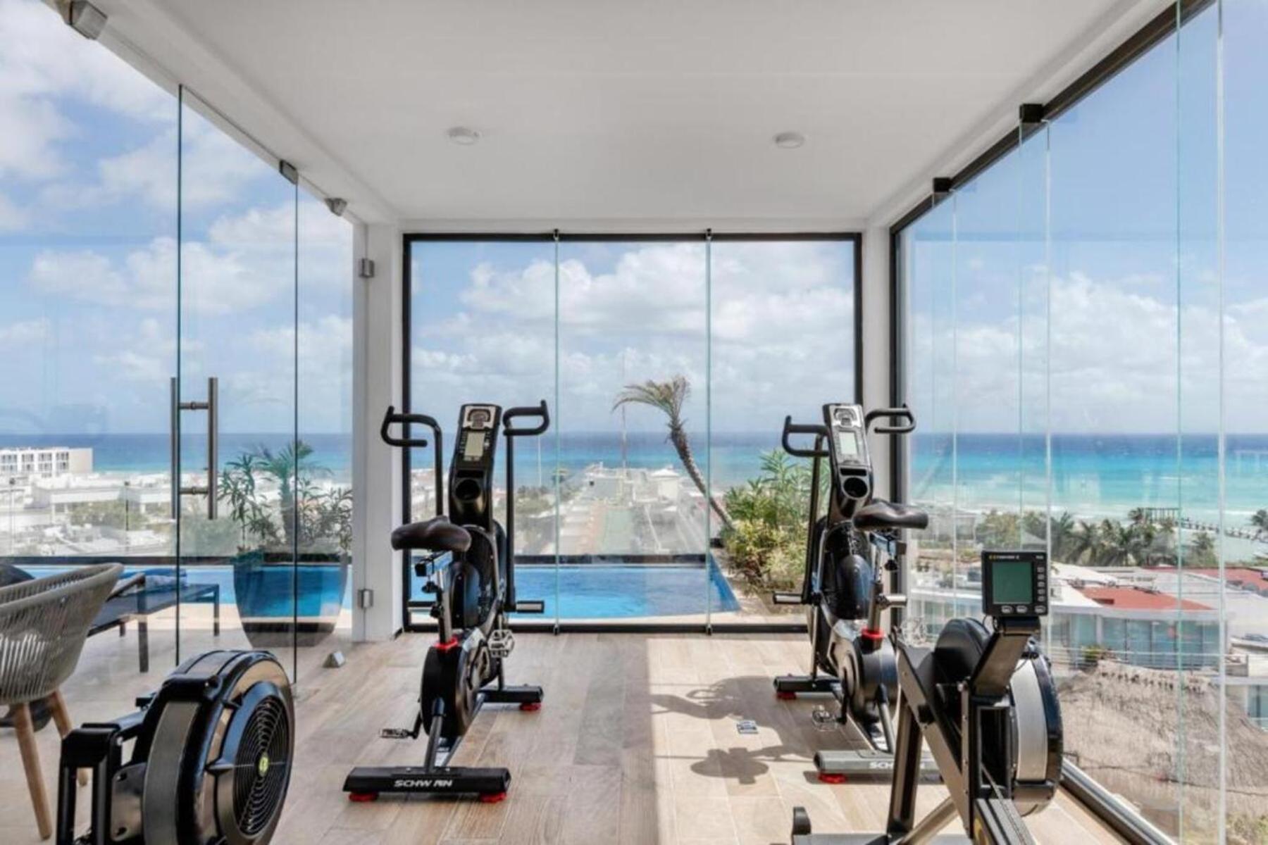 One Paralia Apartment *